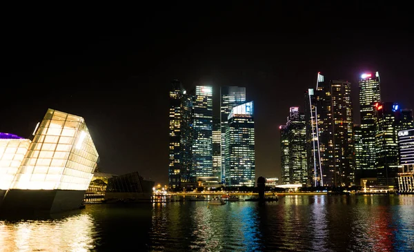 Skyline Singapura à noite em Singapura — Fotografia de Stock