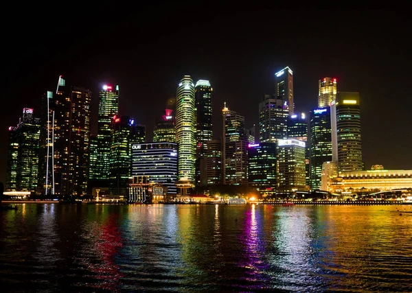 Skyline Singapura à noite em Singapura — Fotografia de Stock