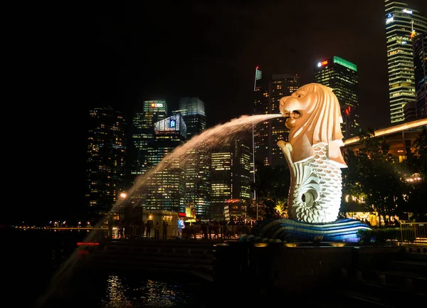 Merlion v noční době v Singapuru — Stock fotografie