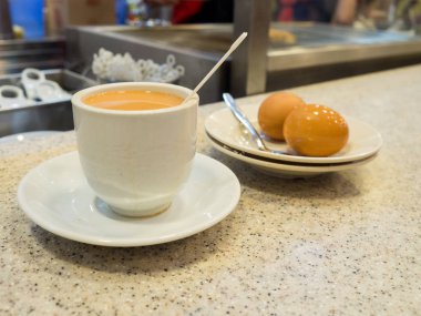 Singapur kahvaltı Kaya tost, kahve ekmek ve yarım boi adlı