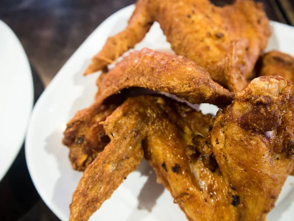 Alitas de pollo frito en plato blanco — Foto de Stock