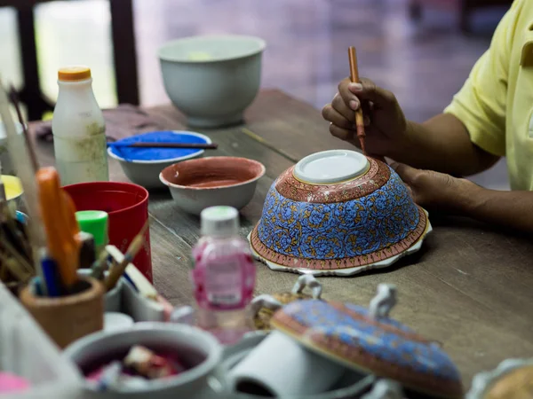 Ein traditioneller thailändischer Benjarong, Keramik, Thailand — Stockfoto