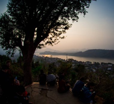 Turistler Phusi Hill, Luang Prabang, La gün batımı bekliyor