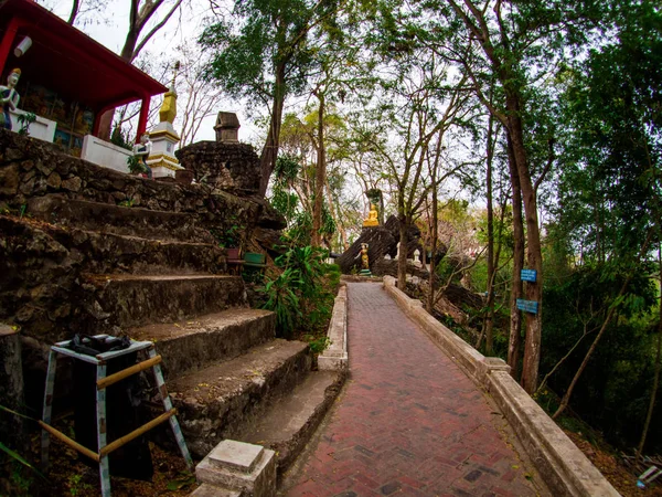 Vista sulla strada in collina Phusi, Monte Phousi, Luang Prabang, Laos — Foto Stock