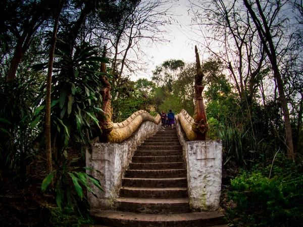 Vista en el camino en la colina de Phusi, Monte Phousi, Luang Prabang, Laos — Foto de Stock