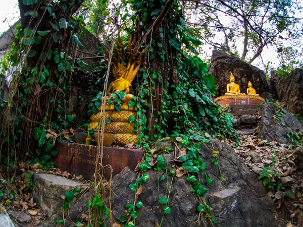 Buddhastaty på vägen i phusi hill, berget Phousi, Luang Prab — Stockfoto