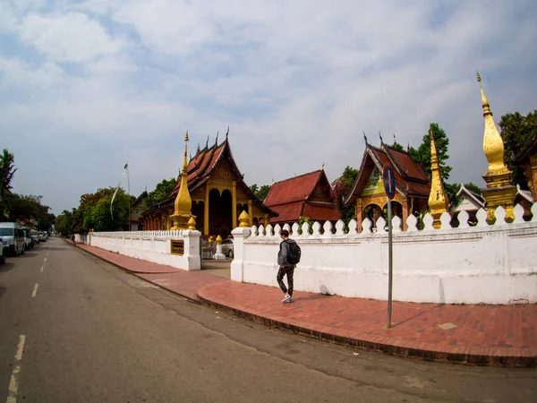 Вокруг города Луангпхабанг с храмом, февраль 2018 г. — стоковое фото