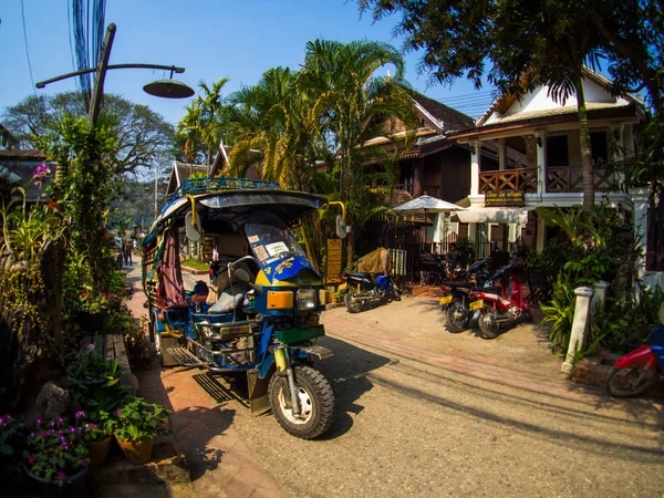 Vehículo colorido en la UNESCO Patrimonio de la Humanidad Luang Prabang, Laos  : — Foto de Stock
