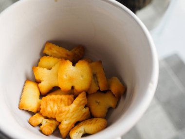 alfabe bisküvi ya da fincan izole çerezleri