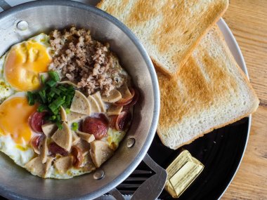 tavada yumurta Topingler ile