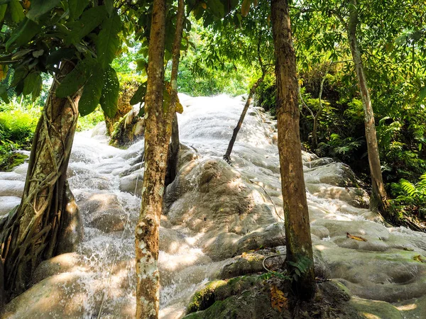 Skutečně magické lepkavé vodopádů poblíž Chiang Mai v Severní Thail — Stock fotografie