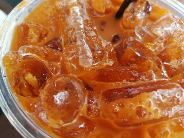 Chá Leite Tailandês Doce Bebida Fria Uma Mesa — Fotografia de Stock