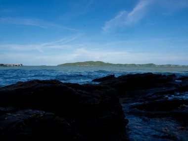Rayong, Tayland - Haziran 2019 Rocky plajı, Khao Laem Ya Milli Parkı.