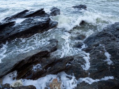 Kayalık kıyıya dalgalar geliyor..