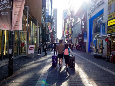 Seul, Güney Kore SEP 18, 2019: Myeong dong pazarı alışveriş, yemek ve gezmek için popüler bir yer.