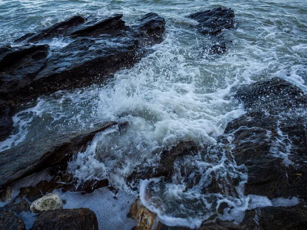 Wellen Erreichen Das Felsige Ufer — Stockfoto