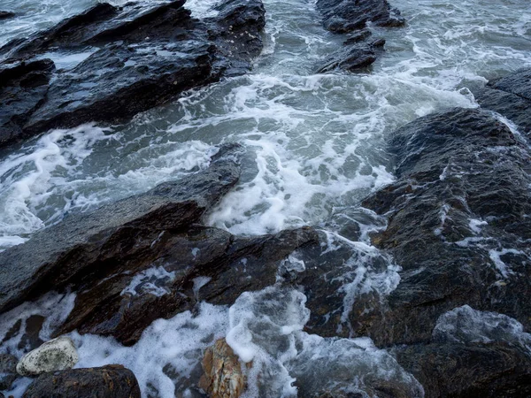 Хвилі Йдуть Скелястий Берег — стокове фото