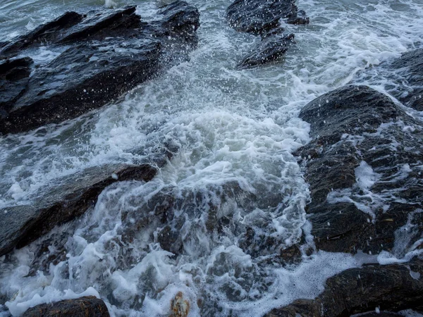 Vagues Arrivant Sur Rivage Rocheux — Photo