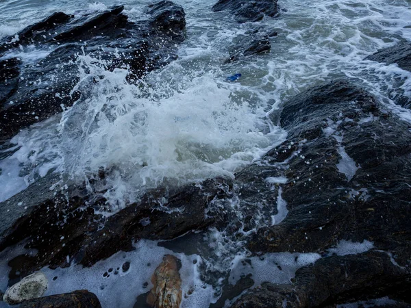 浪涌向岩石海岸 — 图库照片