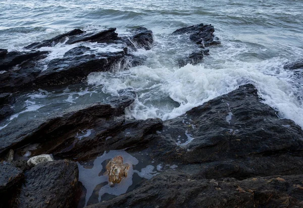 Ondas Chegar Costa Rochosa — Fotografia de Stock