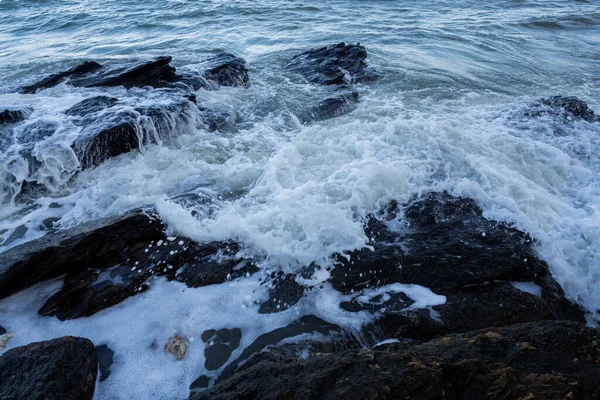 Wellen Erreichen Das Felsige Ufer — Stockfoto