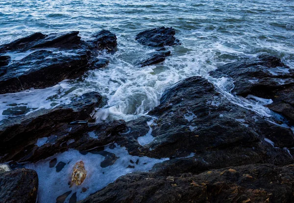 Ondas Chegar Costa Rochosa — Fotografia de Stock