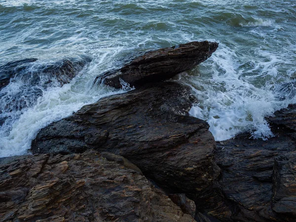 Golven Komen Naar Rotsachtige Kust — Stockfoto