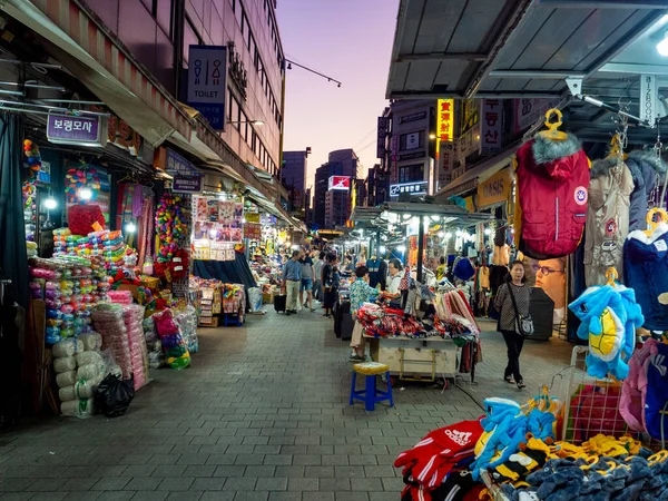Seul, Güney Kore SEP 18, 2019: Dongdaemun pazarı gece. Pazar popüler bir alışveriş ve turizm merkezidir..