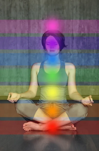 Mulher praticando meditação com os chakras. Mulher bonita fazendo meditação de ioga na postura de lótus com a ativação dos chakras no corpo — Fotografia de Stock