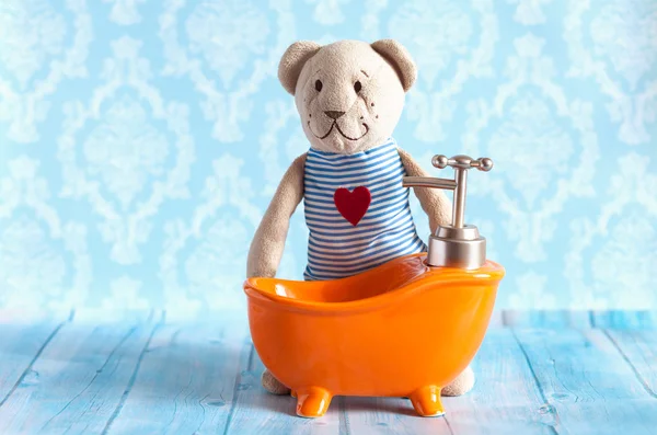 Urso de pelúcia de brinquedo macio de crianças é banhado em casa de boneca de banho laranja. Casa de banho azul para. Brincando com bonecas da família. tomar banho no  . — Fotografia de Stock