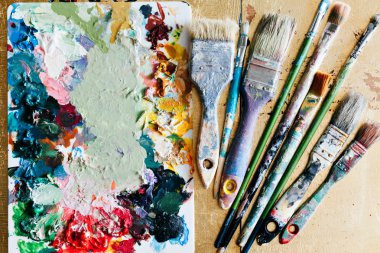 Fırçalar paleti yaratıcı arka planda. Renkli öğesi.