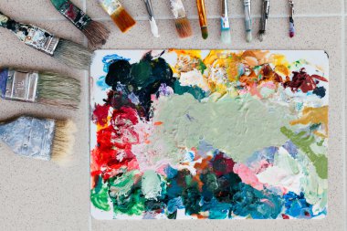 Fırçalar paleti yaratıcı arka planda. Renkli öğesi.