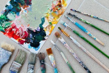 Fırçalar paleti yaratıcı arka planda. Renkli öğesi.