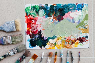 Fırçalar paleti yaratıcı arka planda. Renkli öğesi.