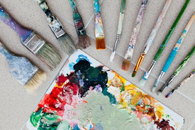 Fırçalar paleti yaratıcı arka planda. Renkli öğesi.