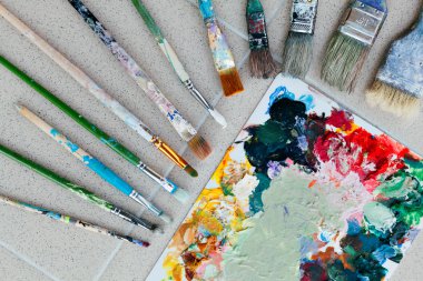 Fırçalar paleti yaratıcı arka planda. Renkli öğesi.