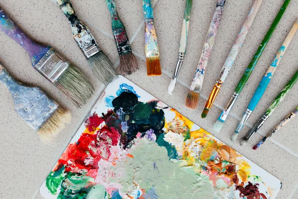 Fırçalar paleti yaratıcı arka planda. Renkli öğesi.