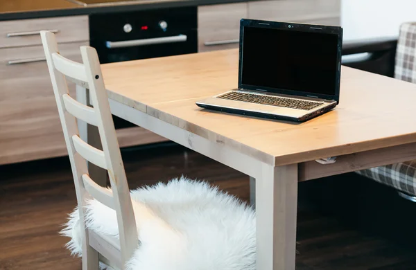 Cuaderno en blanco en una mesa en la cocina —  Fotos de Stock