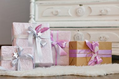 Tatil hediye kutuları kurdele ile süslenmiş. Noel ve yeni yıl için güzel mor parlak paket. Sebebryannaya bant