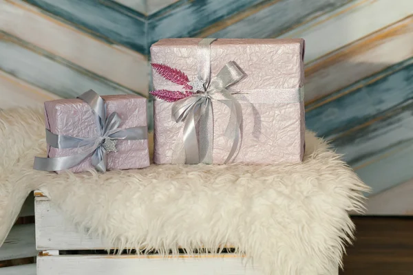 Weihnachtsgeschenkboxen mit Schleife dekoriert. schöne lila glänzende Paket für Weihnachten und Neujahr. sebebryannaya Band — Stockfoto