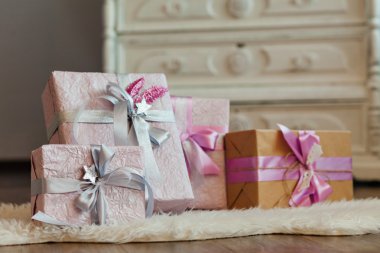 Tatil hediye kutuları kurdele ile süslenmiş. Noel ve yeni yıl için güzel mor parlak paket. Sebebryannaya bant