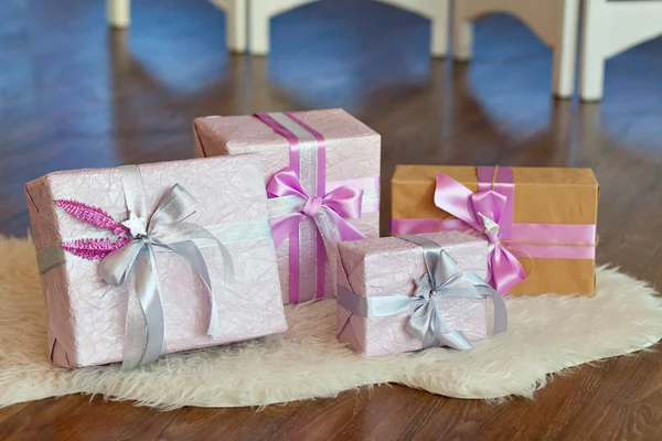 节日礼品盒装饰用的丝带。美丽的紫色闪亮包圣诞节和新年。Sebebryannaya 磁带 — 图库照片
