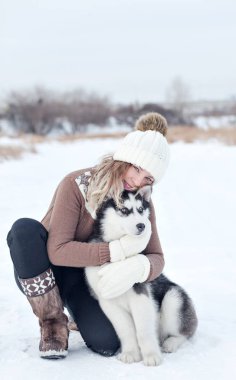 Bir yavru ile kucaklayan kadın