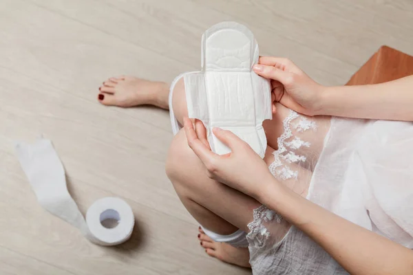 Mulheres segurando mulheres meios de higiene — Fotografia de Stock