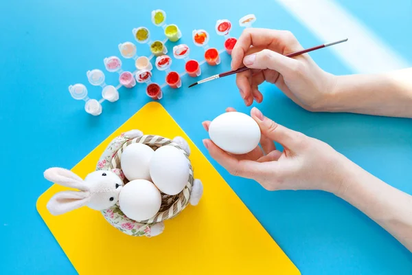 Yumurta boyama kişi — Stok fotoğraf