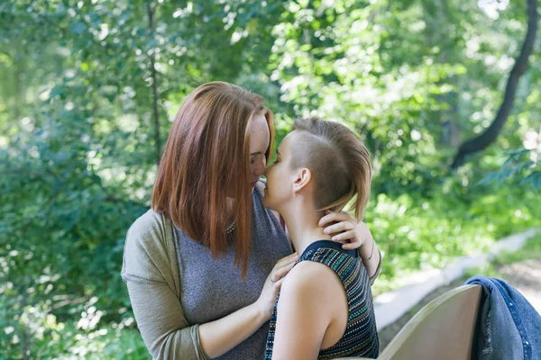 O casal alternativo está prestes a beijar — Fotografia de Stock