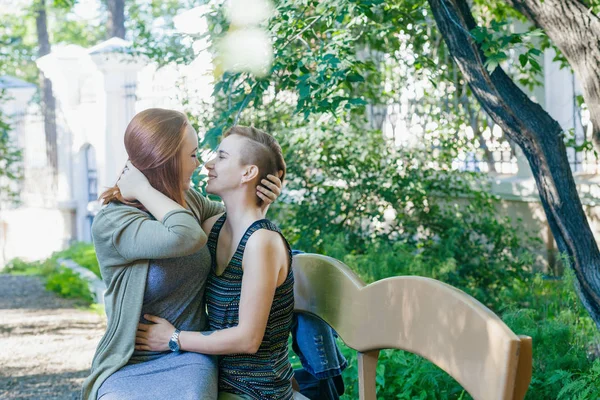 Alternativa paret är på väg att kyssa — Stockfoto