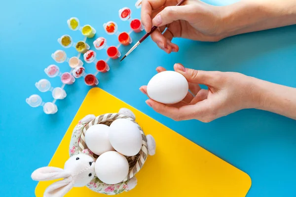 Yumurta boyama kişi — Stok fotoğraf