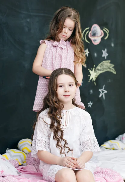 Mädchen macht eine Frisur für Schwester — Stockfoto