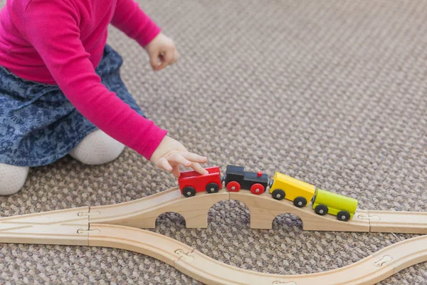 Девочка играет с поездом — стоковое фото